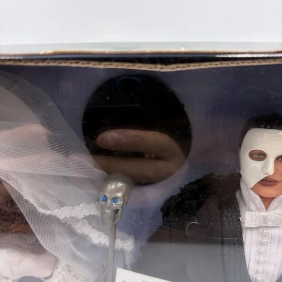 Barbie & Ken Phantom of the Opera Fao Schwartz Limited Collectible Edition 20377 - Picture 7 of 16